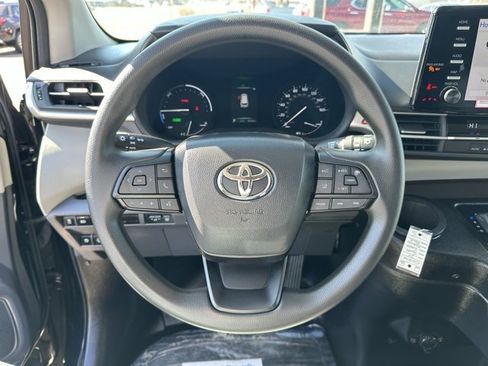 Used 2024 Toyota Sienna LE image 19
