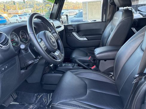 Used 2017 Jeep Wrangler Unlimited Rubicon w/ Connectivity Group AWD/4WD image 15