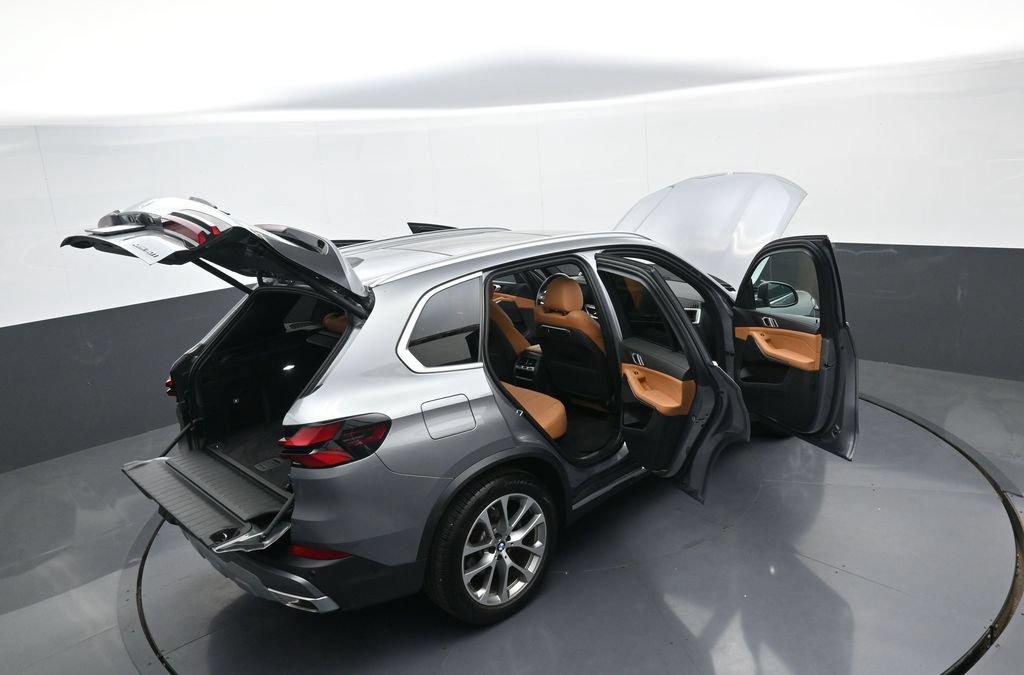 Used 2024 BMW X5 xDrive40i w/ Parking Assistance Package AWD/4WD image 42