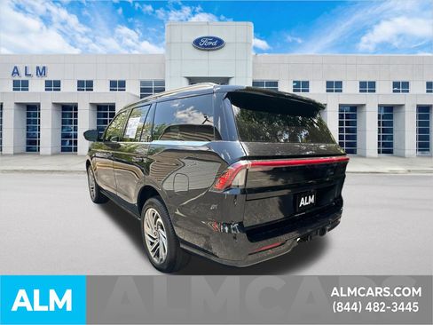 Used 2025 Lincoln Navigator Reserve AWD/4WD image 8