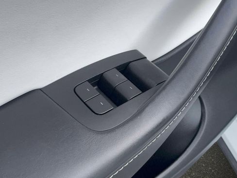 Used 2022 Tesla Model Y Long Range image 24