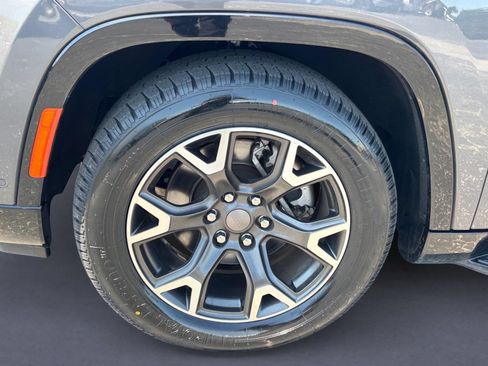 Used 2024 Jeep Wagoneer L Series III w/ Flexible Seating Group AWD/4WD image 10
