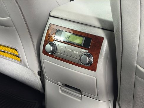 Used 2013 Toyota Highlander Limited AWD/4WD image 30