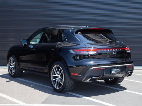 Certified 2025 Porsche Macan AWD/4WD image 3