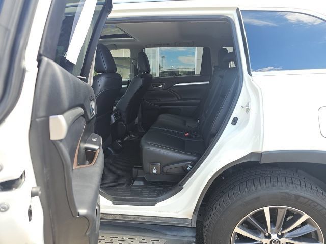 Used 2018 Toyota Highlander XLE AWD/4WD image 8