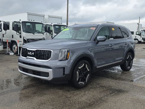 Used 2024 Kia Telluride EX w/ EX Captain's Chair Package image 3