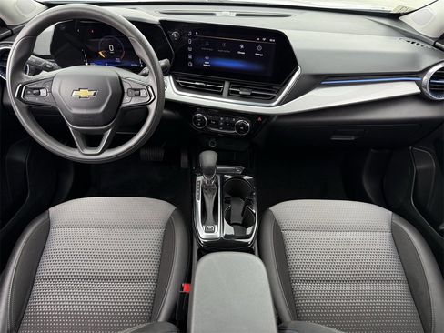 Certified 2025 Chevrolet Trax LT image 12