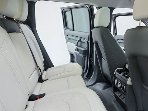 Used 2025 Land Rover Defender 110 S image 40