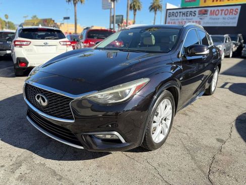 Used 2018 INFINITI QX30 Premium w/ Navigation Package image 8