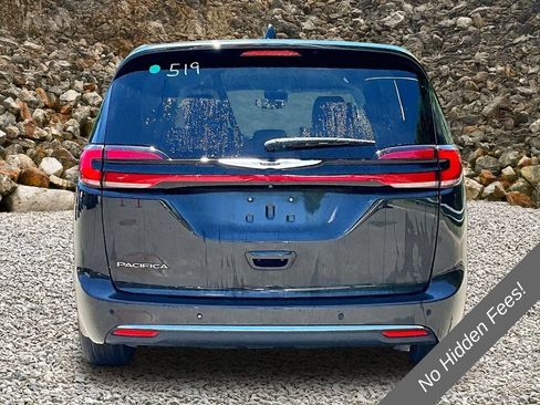 Used 2024 Chrysler Pacifica Touring-L FWD image 4