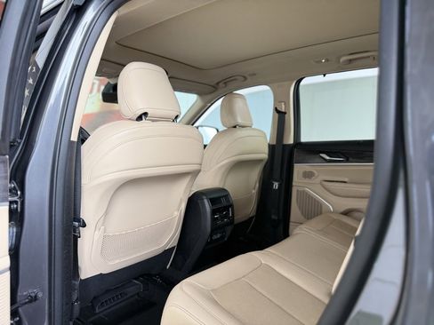 Used 2022 Jeep Grand Cherokee Limited w/ Luxury Tech Group II image 18