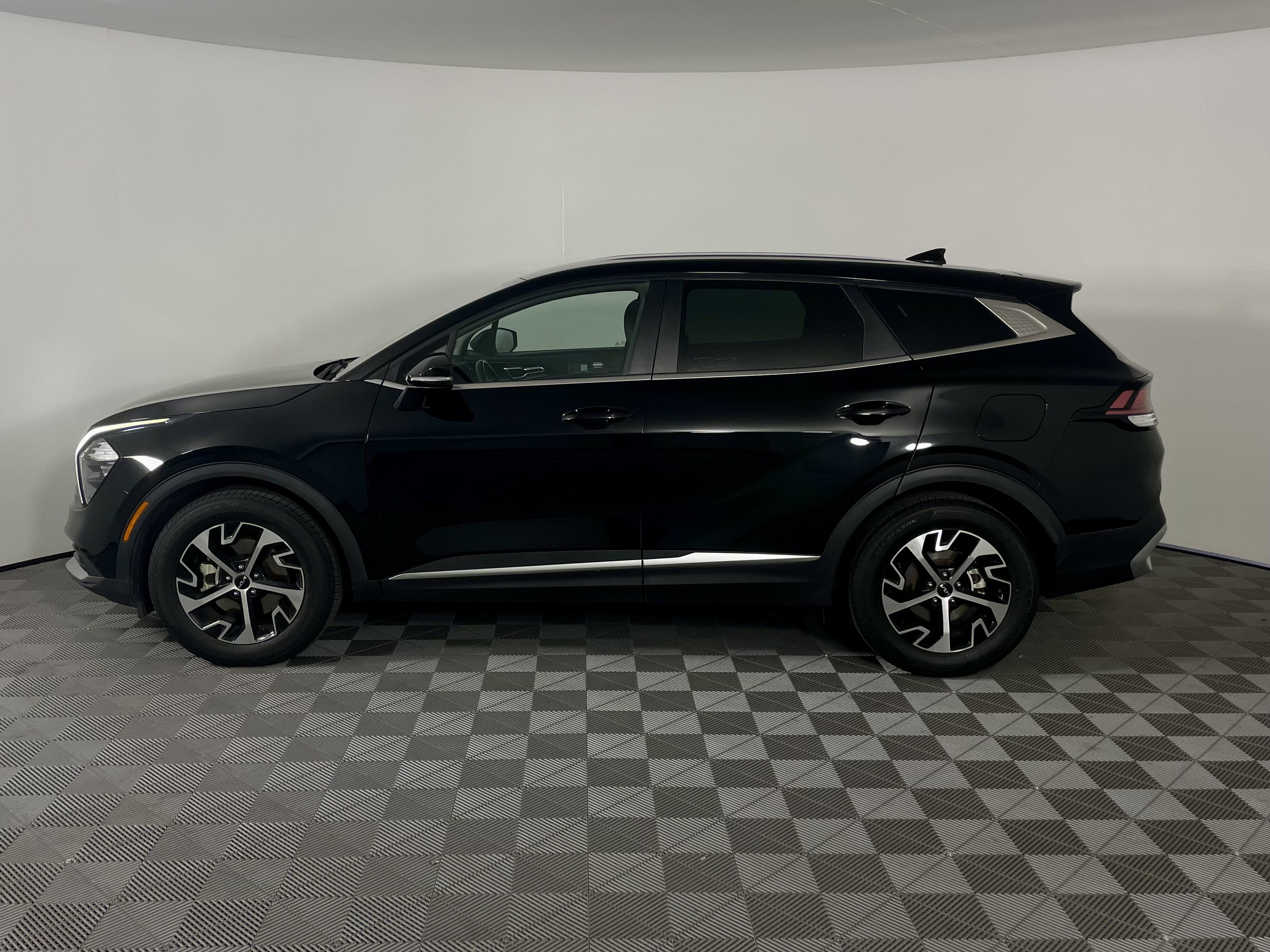 Used 2023 Kia Sportage EX FWD image 2
