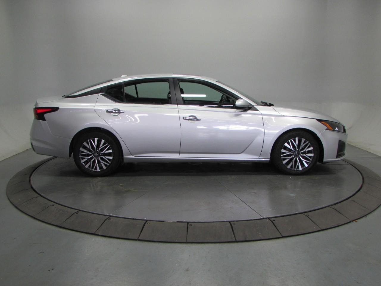 Used 2024 Nissan Altima 2.5 SV w/ SV Premium Package FWD image 8