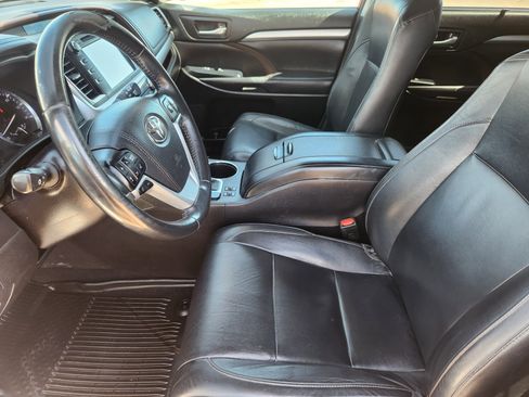 Used 2018 Toyota Highlander XLE w/ Carpet Mat Package (TMS) AWD/4WD image 10