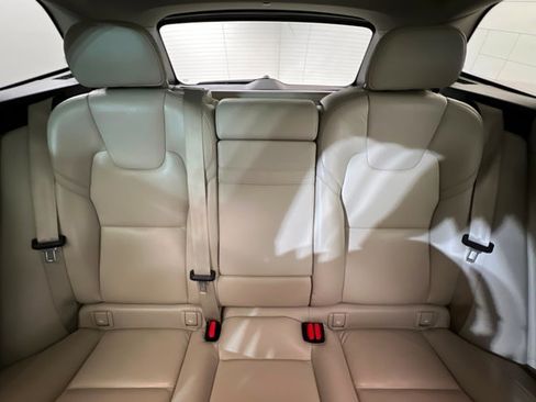 Used 2021 Volvo XC60 T6 Momentum image 25