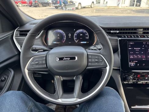 New 2025 Jeep Grand Cherokee Altitude image 10