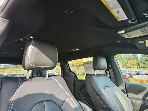 New 2026 Chrysler Pacifica Select image 12