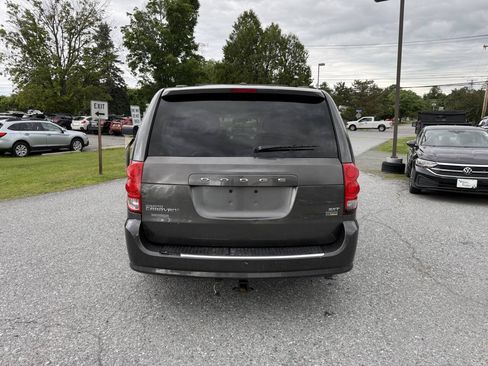 Used 2016 Dodge Grand Caravan SXT FWD image 4