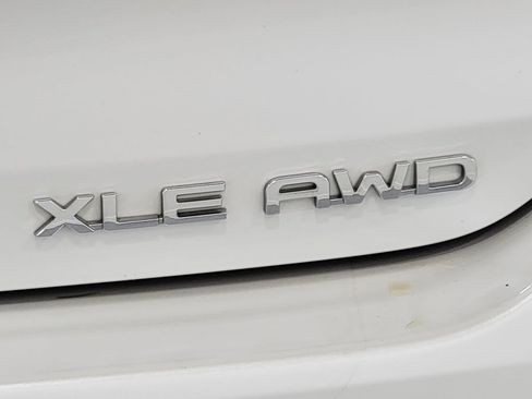 Used 2023 Toyota Highlander XLE AWD/4WD image 10