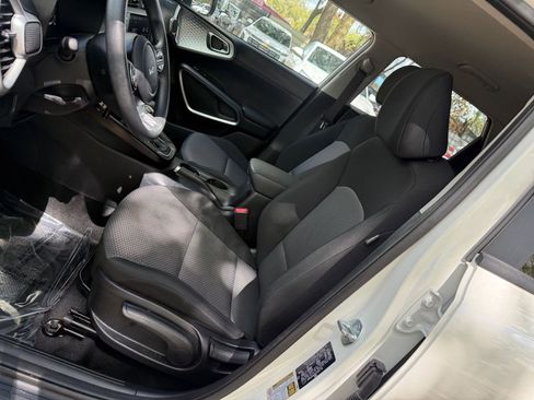Used 2025 Kia Soul LX w/ LX Technology Package image 23
