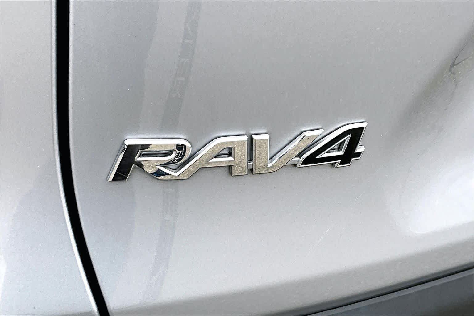Used 2019 Toyota RAV4 LE w/ Carpet Mat Package AWD/4WD image 30