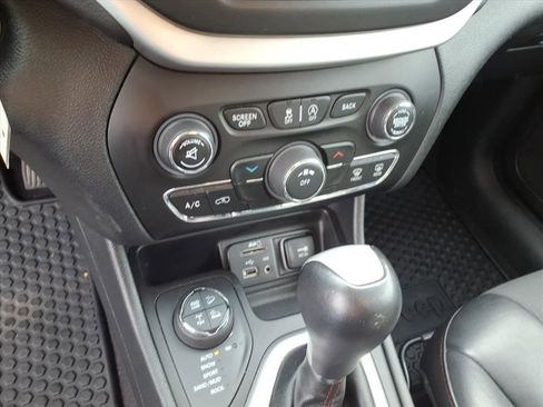 Used 2017 Jeep Cherokee Trailhawk w/ Cold Weather Group image 30