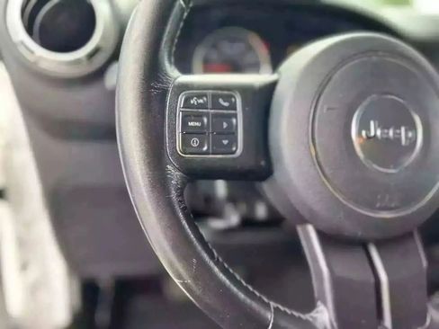 Used 2015 Jeep Wrangler Unlimited Sahara w/ Connectivity Group AWD/4WD image 11