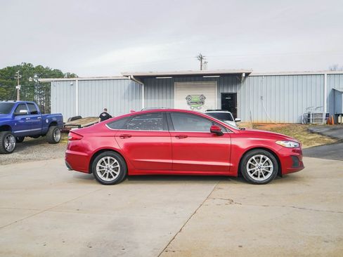 Used 2020 Ford Fusion SE image 3