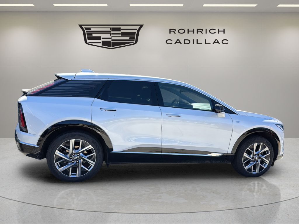 Certified 2025 Cadillac Optiq Luxury 2 w/ LPO, Floor Liner Package AWD/4WD image 4