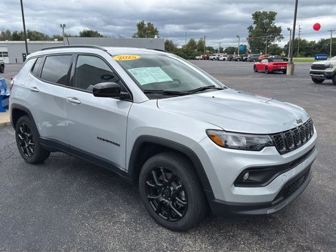Used 2025 Jeep Compass Latitude w/ Convenience Group AWD/4WD image 4