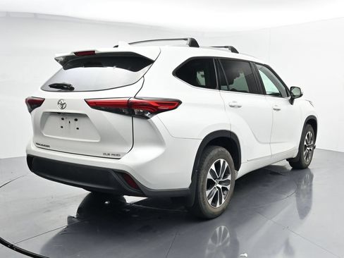 Used 2022 Toyota Highlander XLE AWD/4WD image 7