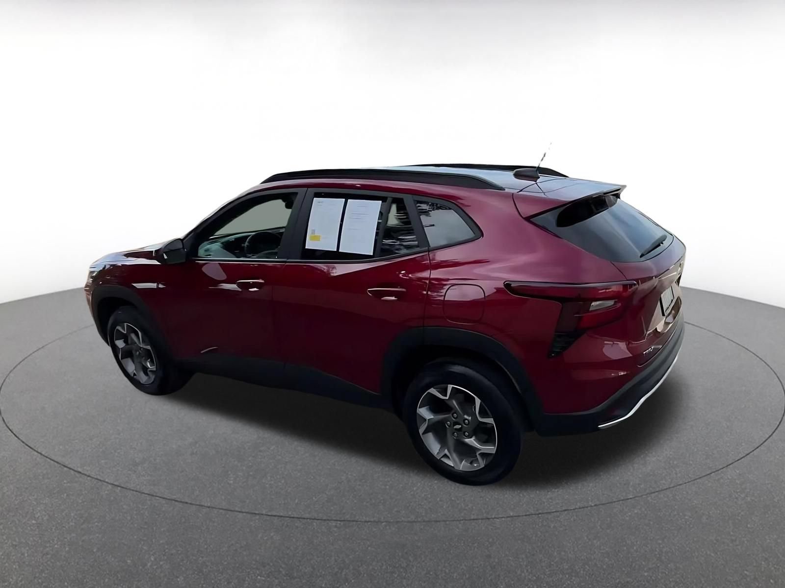 Used 2025 Chevrolet Trax LT w/ LT Convenience Package FWD image 9