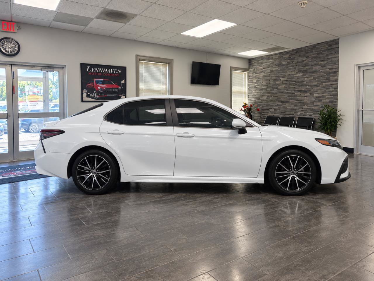 Used 2021 Toyota Camry SE FWD image 7