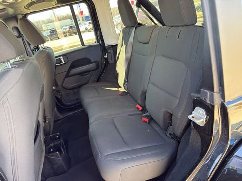 Used 2019 Jeep Wrangler Unlimited Sahara image 12