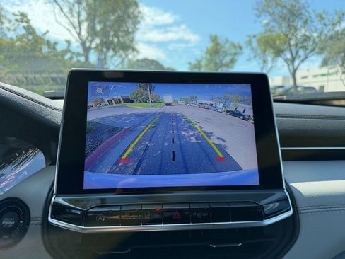 Used 2025 Jeep Compass Limited image 17