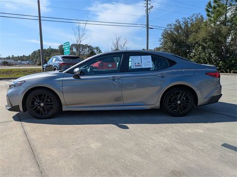Used 2025 Toyota Camry SE image 7