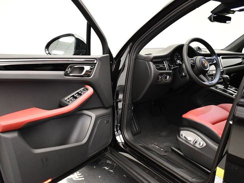 Used 2025 Porsche Macan image 39