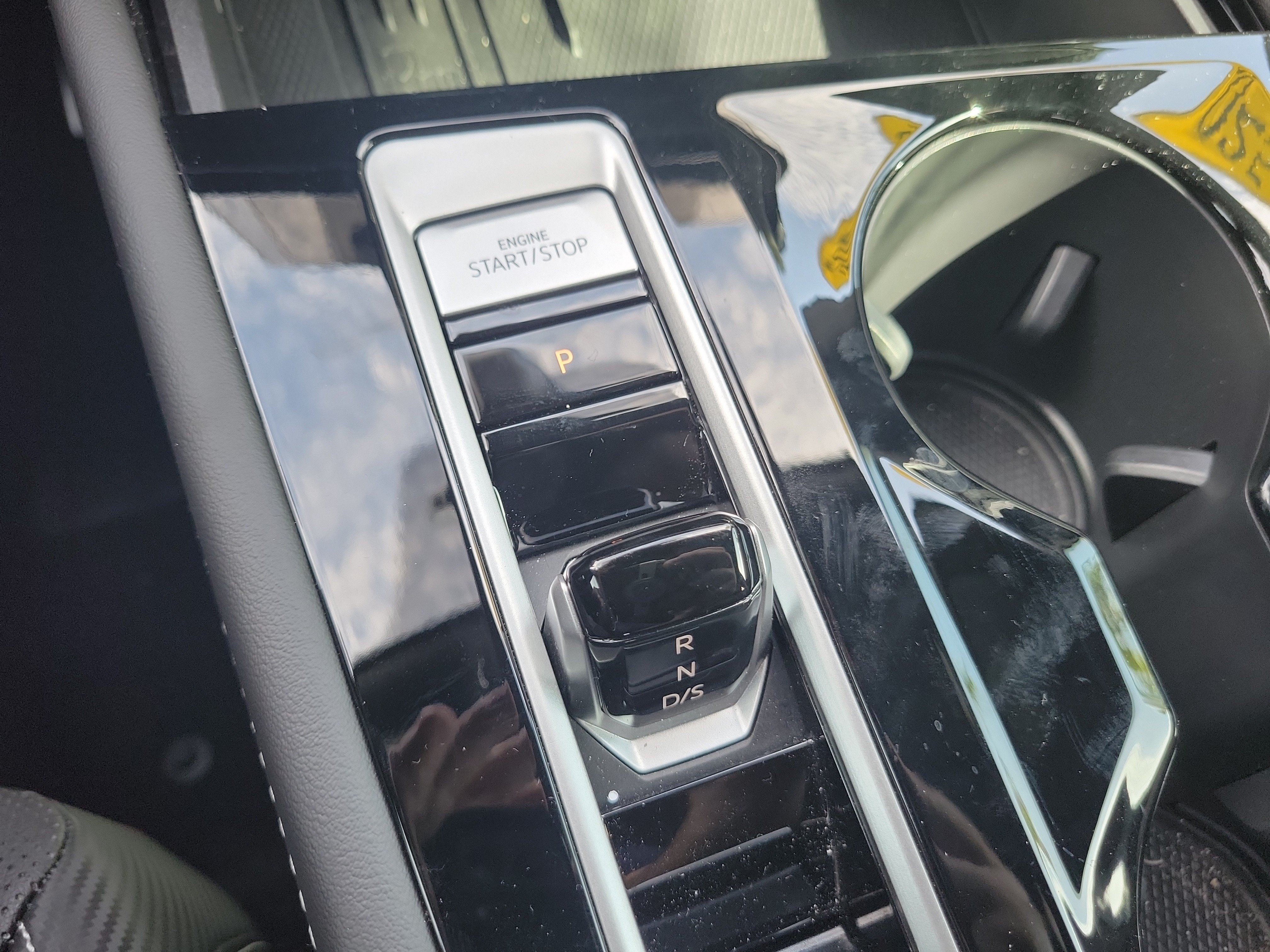 Used 2025 Volkswagen Atlas Cross Sport SE FWD image 29