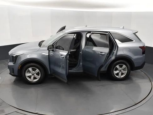 Used 2024 Kia Sorento LX image 7