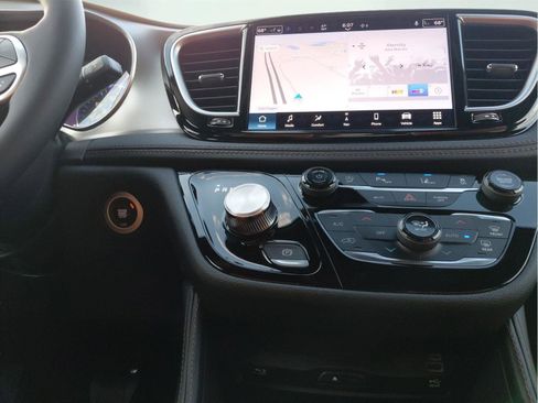 New 2026 Chrysler Pacifica Pinnacle image 11