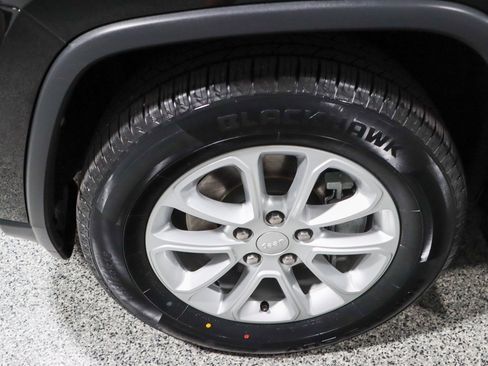 Used 2022 Jeep Grand Cherokee Laredo X RWD image 11