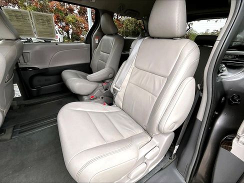 Used 2017 Toyota Sienna XLE image 20
