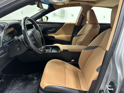Used 2025 Lexus ES 350 w/ Premium Package FWD image 16