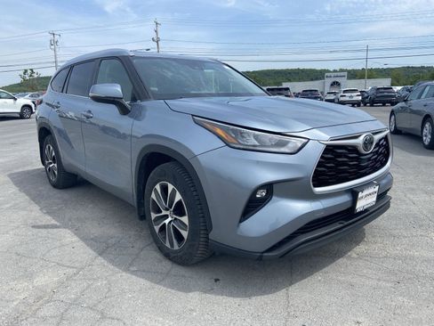 Used 2020 Toyota Highlander XLE AWD/4WD image 1