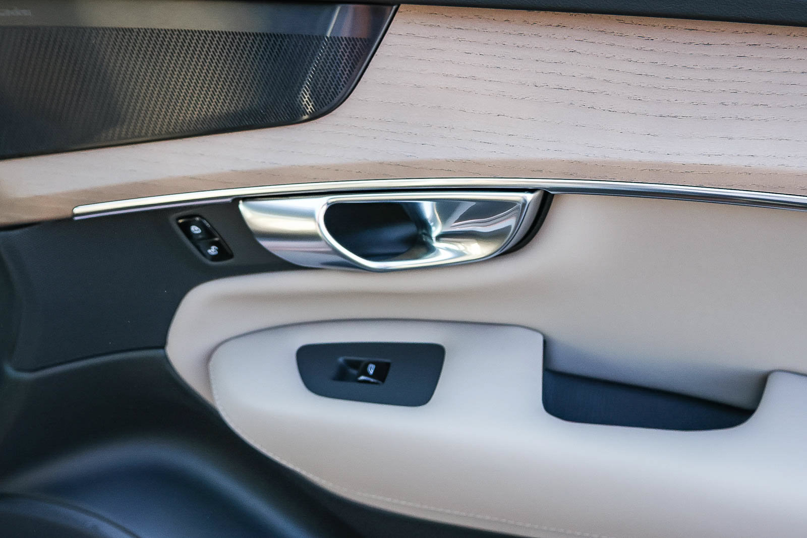 New 2026 Volvo XC90 T8 Plus w/ Protection Package Premier AWD/4WD image 18
