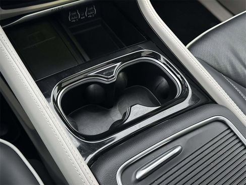 Used 2023 Chrysler Pacifica Limited image 30