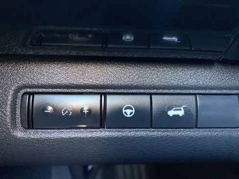 Used 2025 Nissan Pathfinder SV image 30