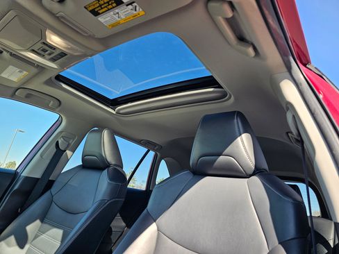 Used 2022 Toyota RAV4 XLE Premium image 27