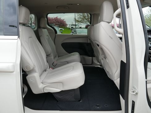 Used 2021 Chrysler Pacifica Touring-L w/ Premium & Safety Sphere Group FWD image 20
