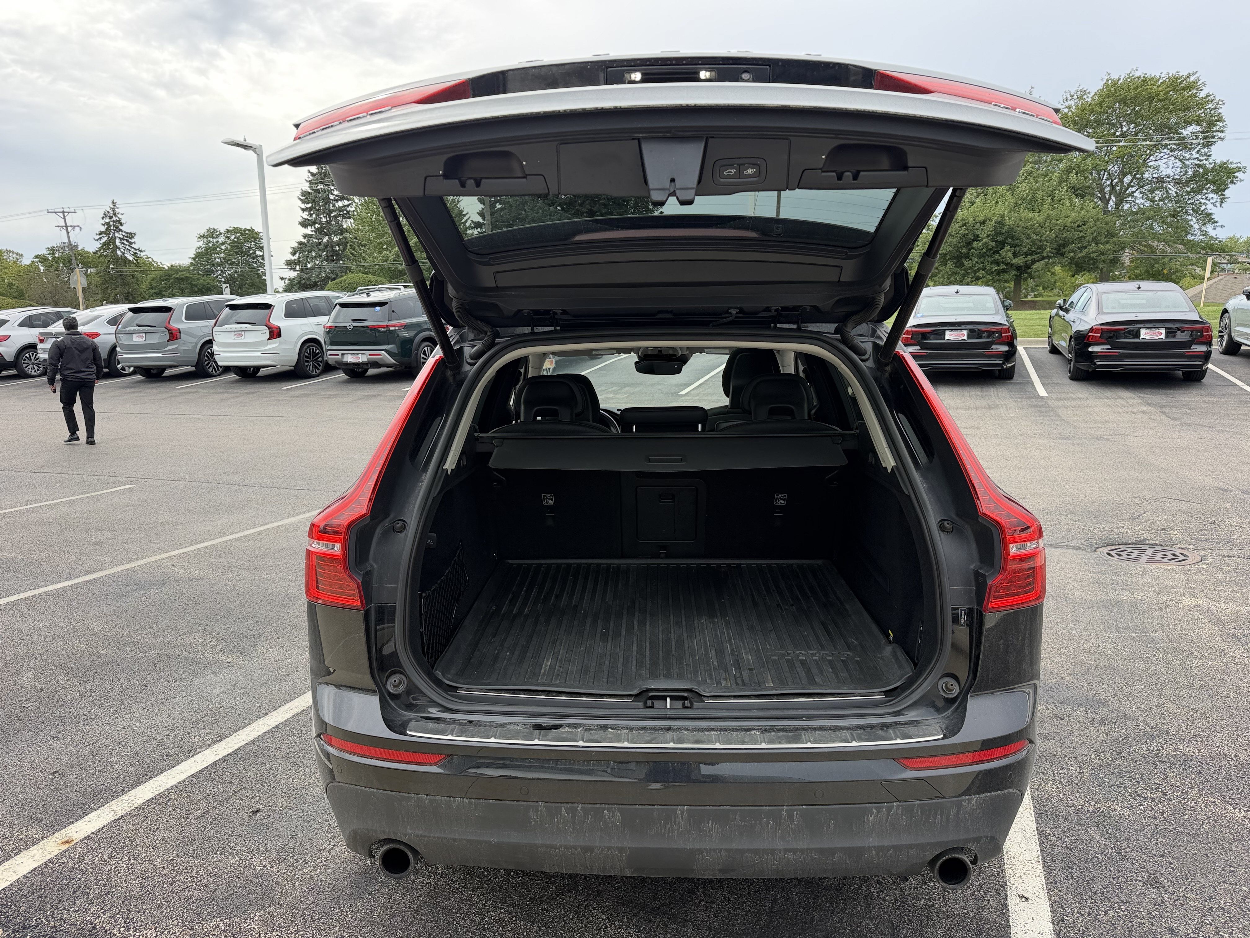 Used 2018 Volvo XC60 T5 Momentum w/ Convenience Package AWD/4WD image 11